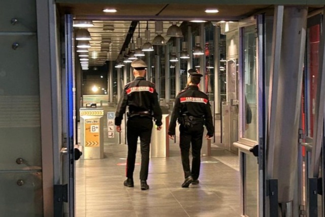 Aggredisce addetto alla sicurezza e militari: arrestato un 32enne