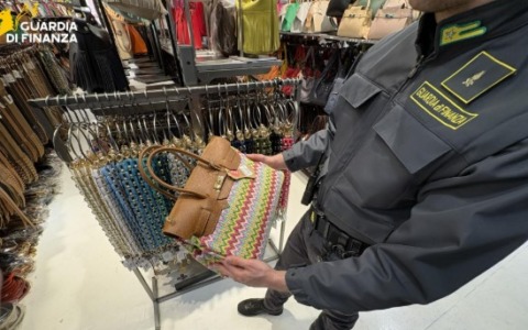 Contraffazione, sequestrati 15 mila gioielli e monili. Due denunce