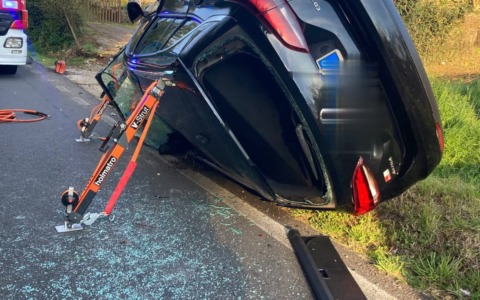 Grave incidente: auto si ribalta, due giovani in codice rosso