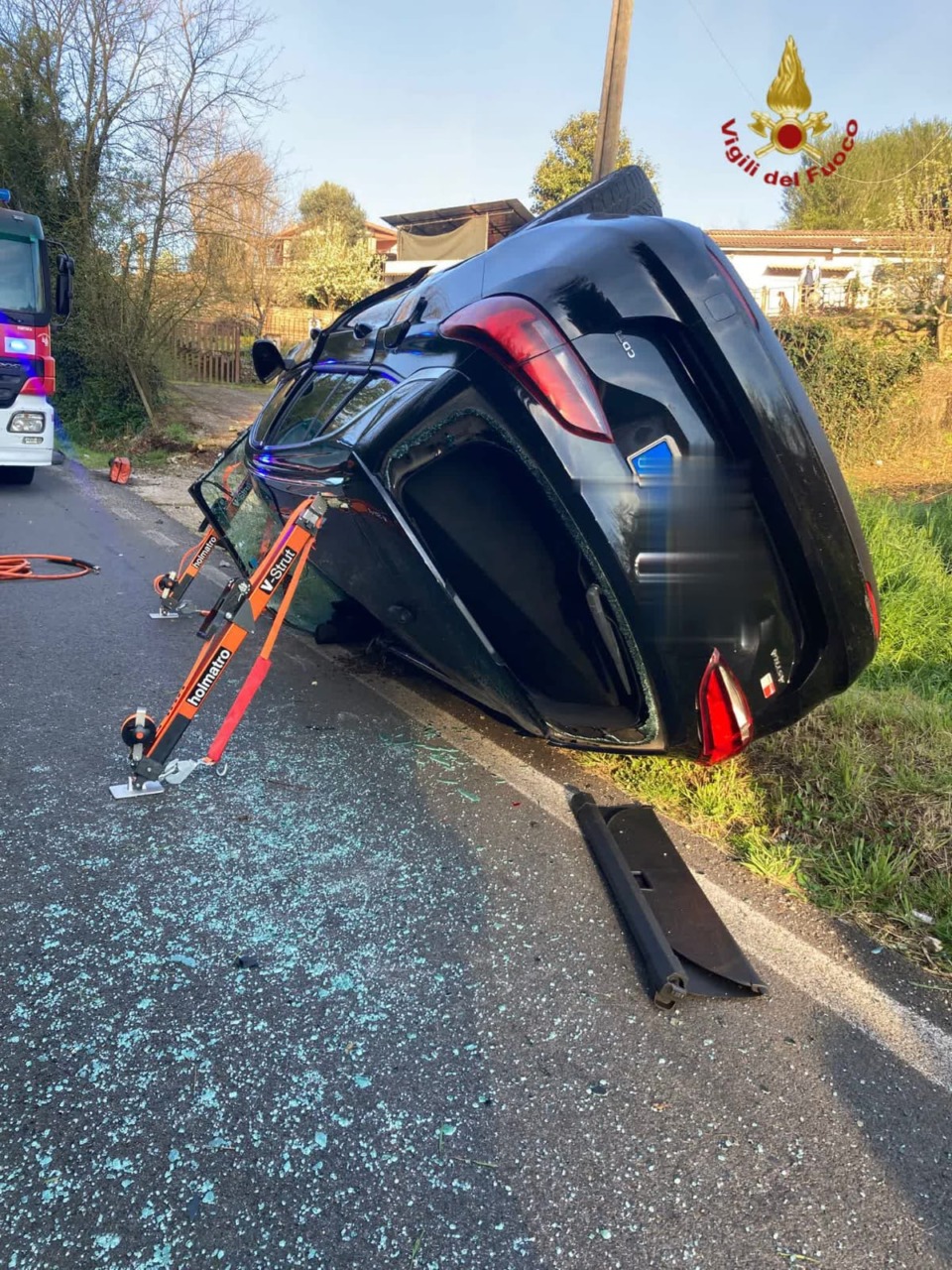 Grave incidente: auto si ribalta, due giovani in codice rosso
