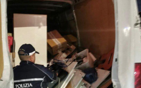 Blitz della Polizia Locale nei centri AMA: 7 denunciati