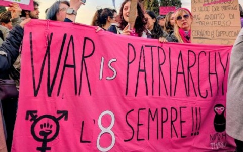 8 marzo, il corteo delle donne in piazza: “Sop a guerra e patriarcato”