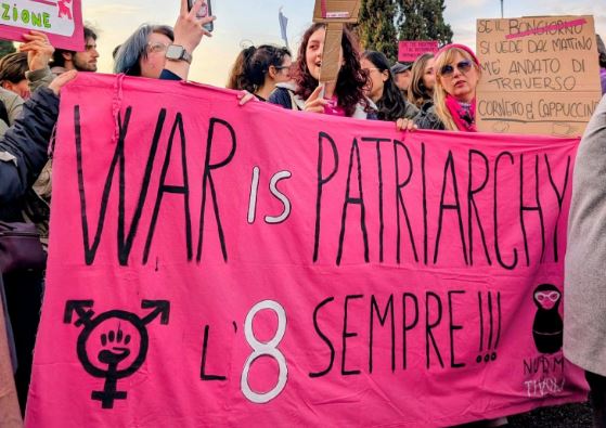 8 marzo, il corteo delle donne in piazza: “Sop a guerra e patriarcato”