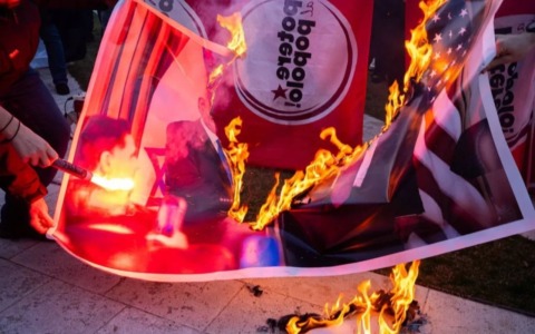 Cartelli di Meloni e Nordio bruciati al corteo, 3 denunciati