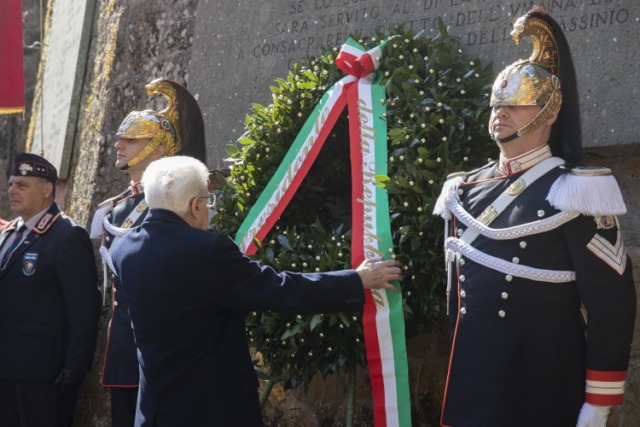 Fosse Ardeatine, Mattarella depone la corona d’alloro