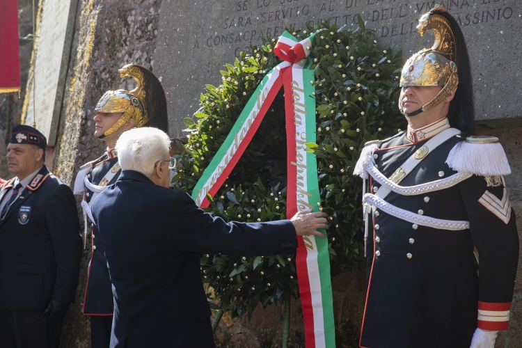 Fosse Ardeatine, Mattarella depone la corona d’alloro
