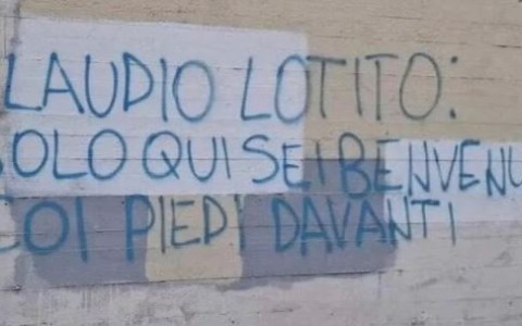 Nuove minacce a Lotito, scritta su un muro di una chiesa: “Solo qui sei benvenuto coi piedi davanti”