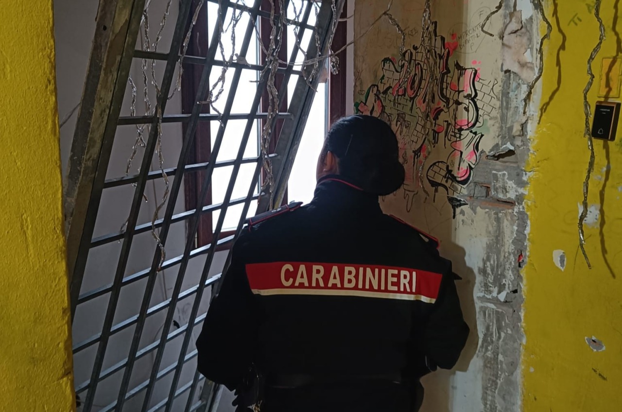 Sgomberato immobile usato per spaccio: arrestato un 15enne