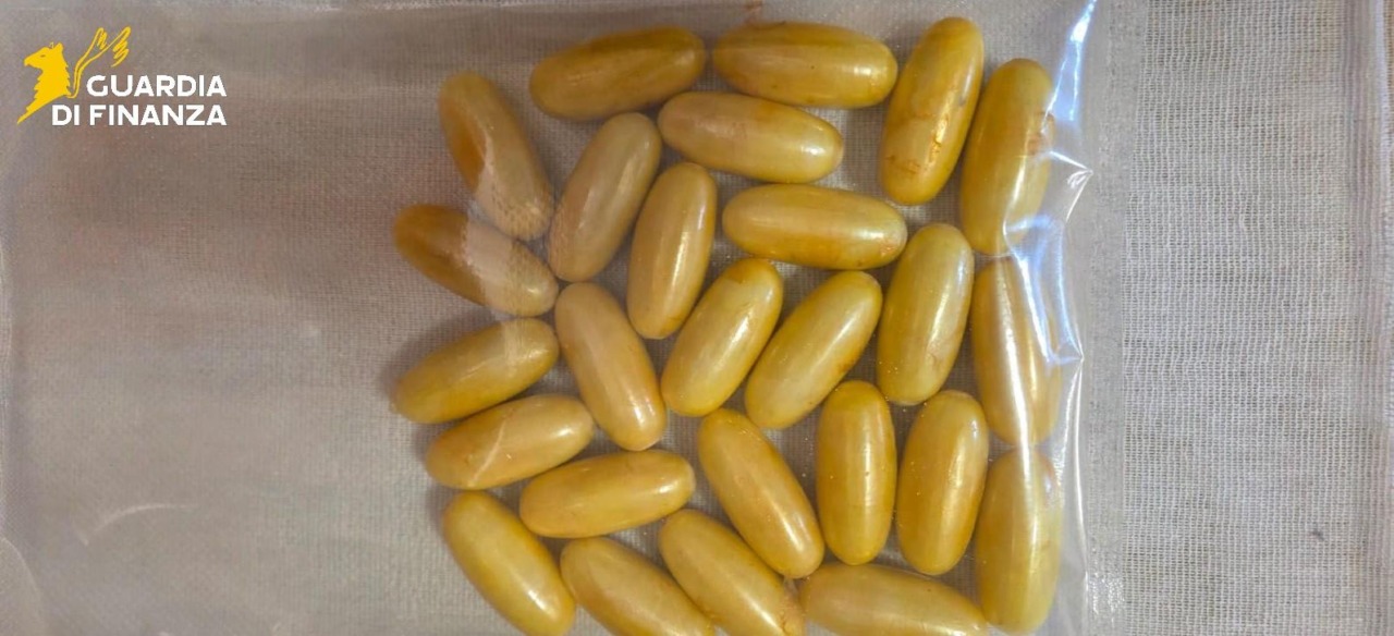 Atterra dal Gambia con 25 ovuli di cocaina ingeriti, arrestato in aeroporto