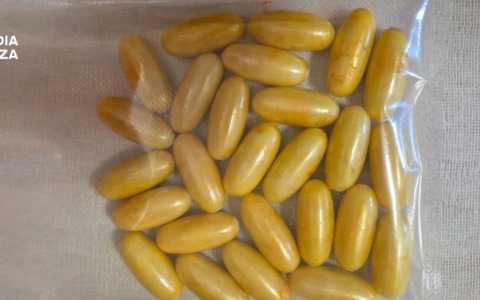Atterra dal Gambia con 25 ovuli di cocaina ingeriti, arrestato in aeroporto