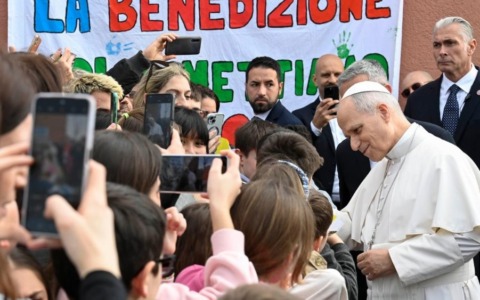 La visita del Papa nella parrocchia di Santa Maria della Presentazione: “Preoccupano marginalità, giovani ingannati dai venditori di morte”