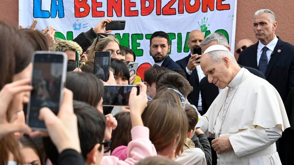 La visita del Papa nella parrocchia di Santa Maria della Presentazione: “Preoccupano marginalità, giovani ingannati dai venditori di morte”