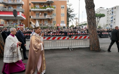 Il Papa in visita alla Parrocchia del Sacro Cuore di Gesu’, ultima delle 5 visite alle chiese di periferia