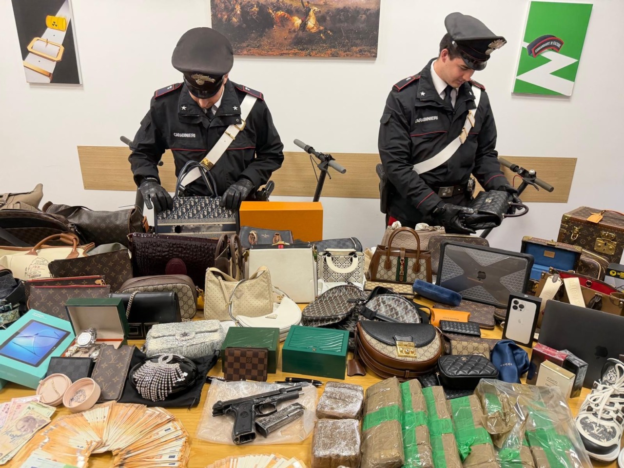 Armi, droga e refurtiva in casa, arrestata