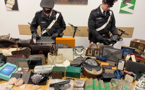 Armi, droga e refurtiva in casa, arrestata