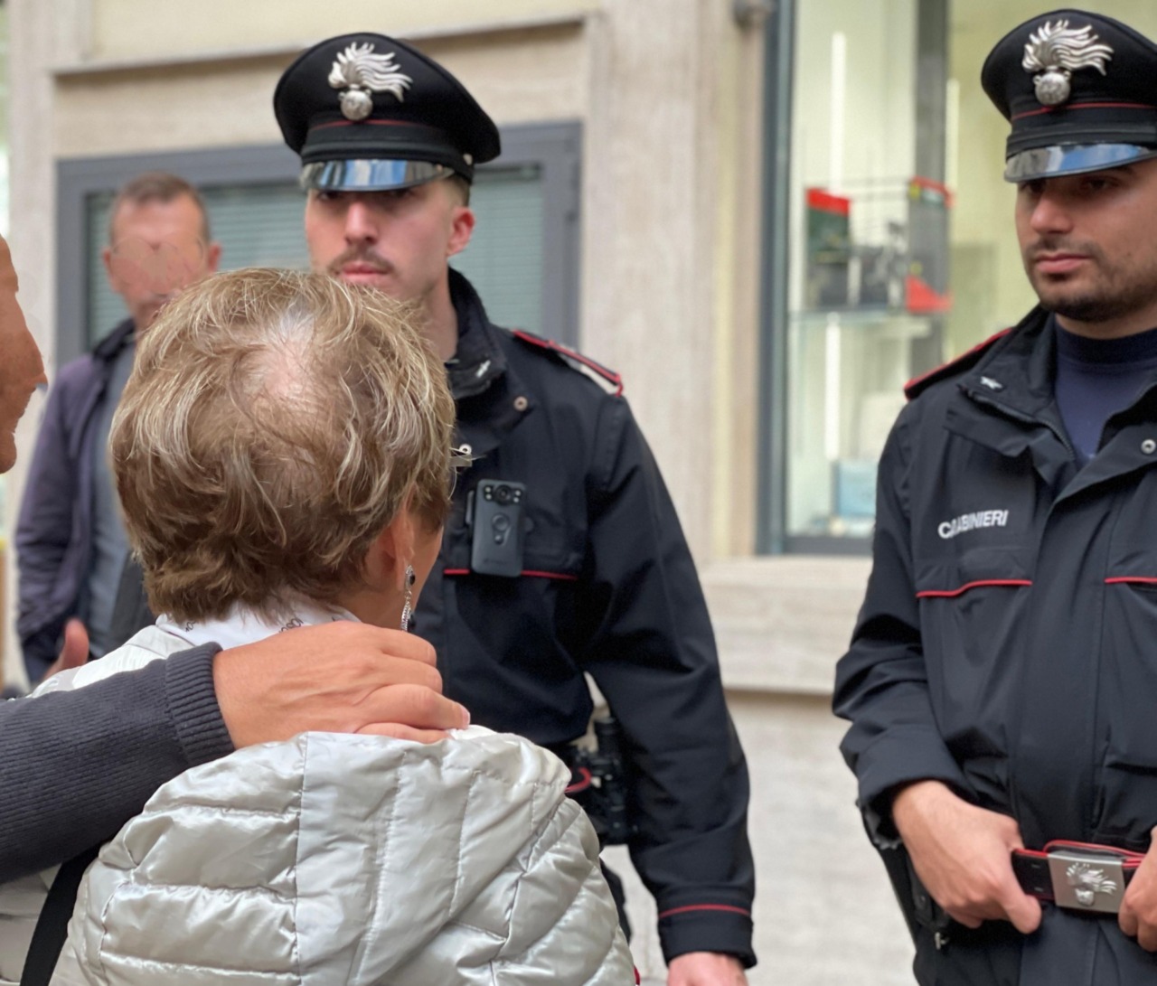Tenta di derubare un’anziana con un cacciavite, arrestato