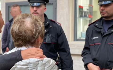 Tenta di derubare un’anziana con un cacciavite, arrestato