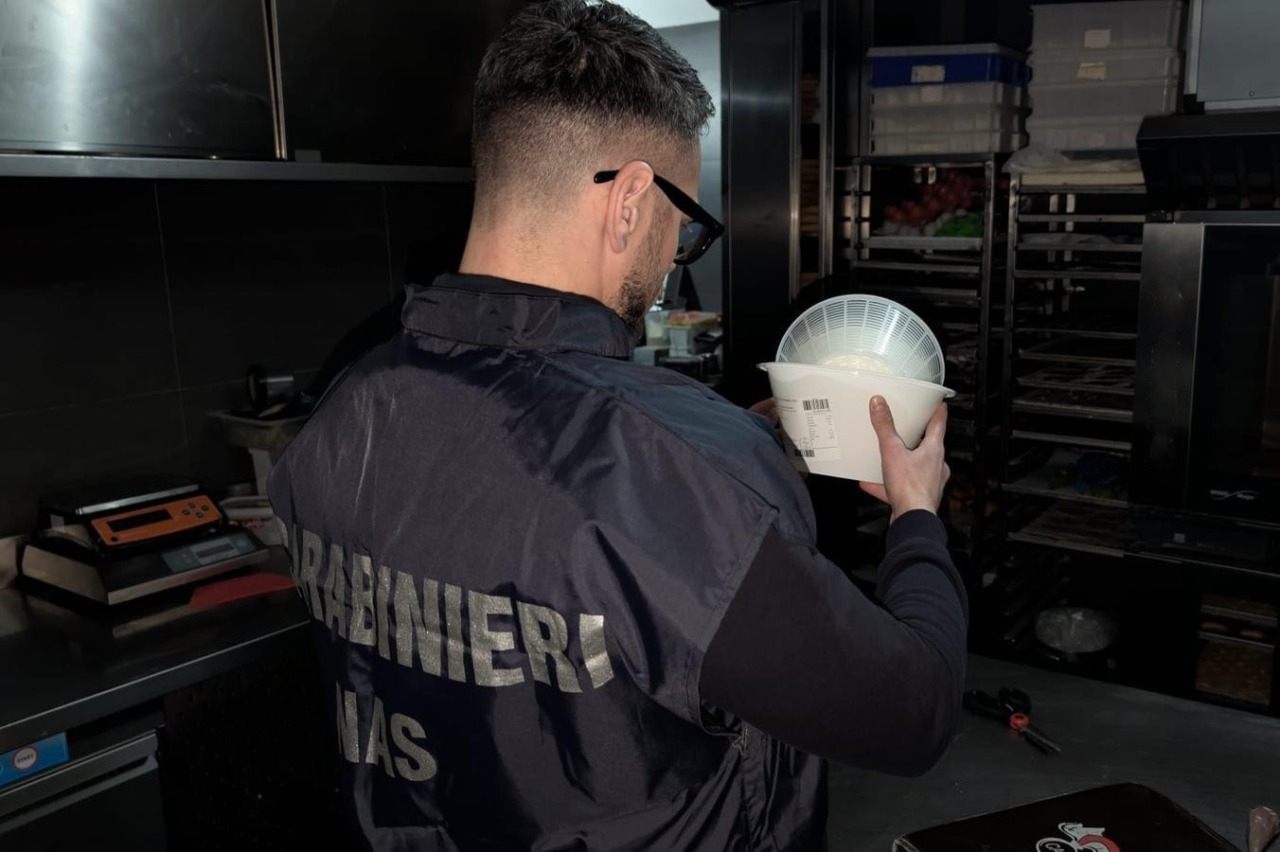 Furto di energia elettrica per 360 mila euro, lavoro nero e carenze igieniche, chiusa una pasticceria