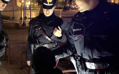 Minaccia il titolare di un bar con il coccio di una bottiglia per avere l’incasso