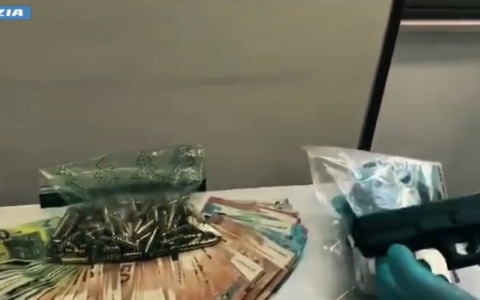 Staffetta della droga tra auto, due arresti