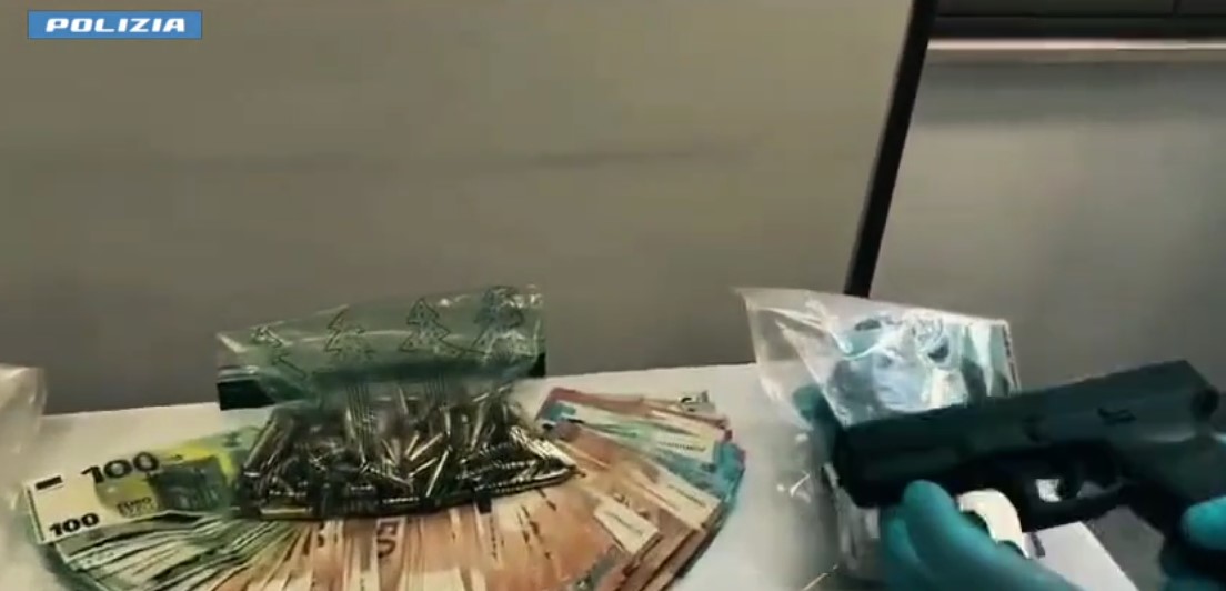 Staffetta della droga tra auto, due arresti