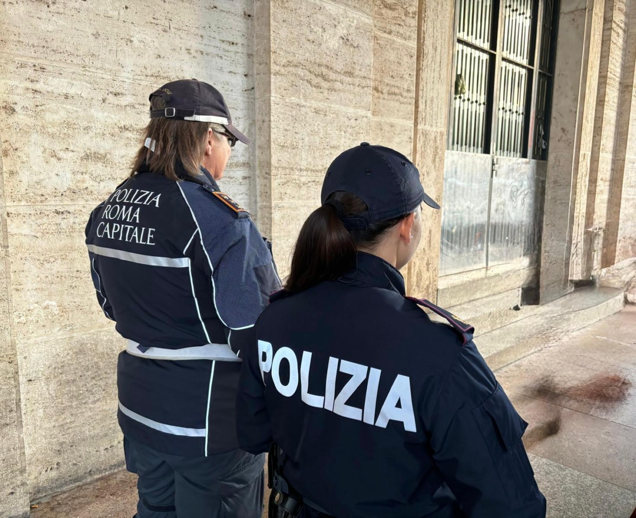 Alcol a minori e droga trai clienti, sigilli in un locale in zona Cipro