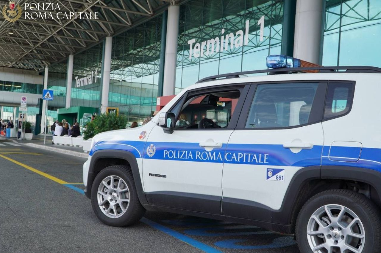 Controlli della Polizia Locale all’Aeroporto, conducente NCC sorpreso mentre fa uso di cocaina