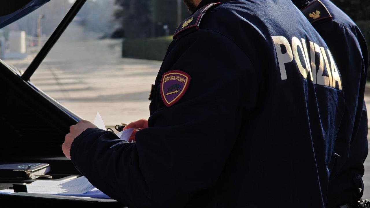 Si nasconde tra i cassonetti e deruba un anziano, arrestato 24enne