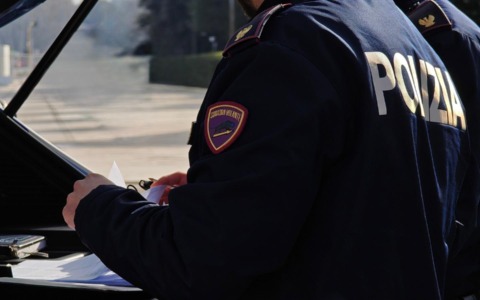 Si nasconde tra i cassonetti e deruba un anziano, arrestato 24enne