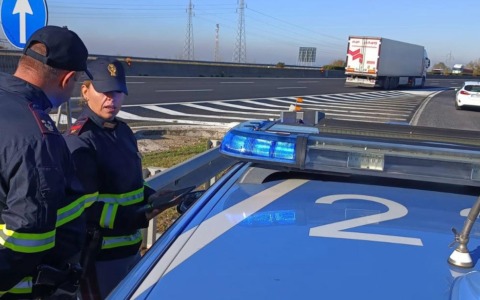 Senza ruota e ubriaco in autostrada, inseguito e arrestato dalla polizia