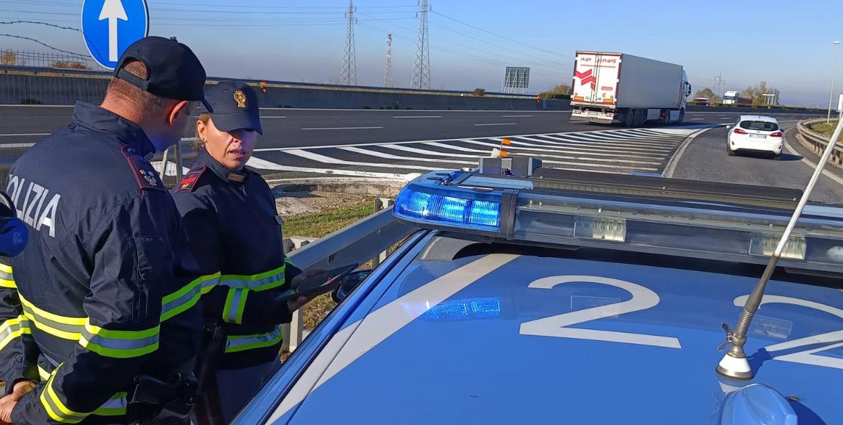 Senza ruota e ubriaco in autostrada, inseguito e arrestato dalla polizia