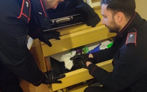 18 arresti per droga: dall’uomo nell’armadio alle liti in famiglia che svelano basi di spaccio