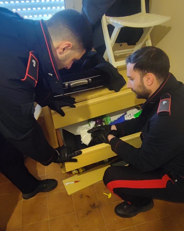 18 arresti per droga: dall’uomo nell’armadio alle liti in famiglia che svelano basi di spaccio