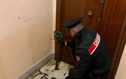 Viola il divieto di avvicinamento e tenta di forzare la porta dei genitori