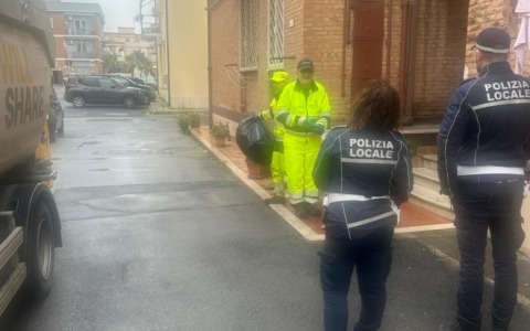 Pugno duro contro l’inciviltà: decine di multe per i rifiuti