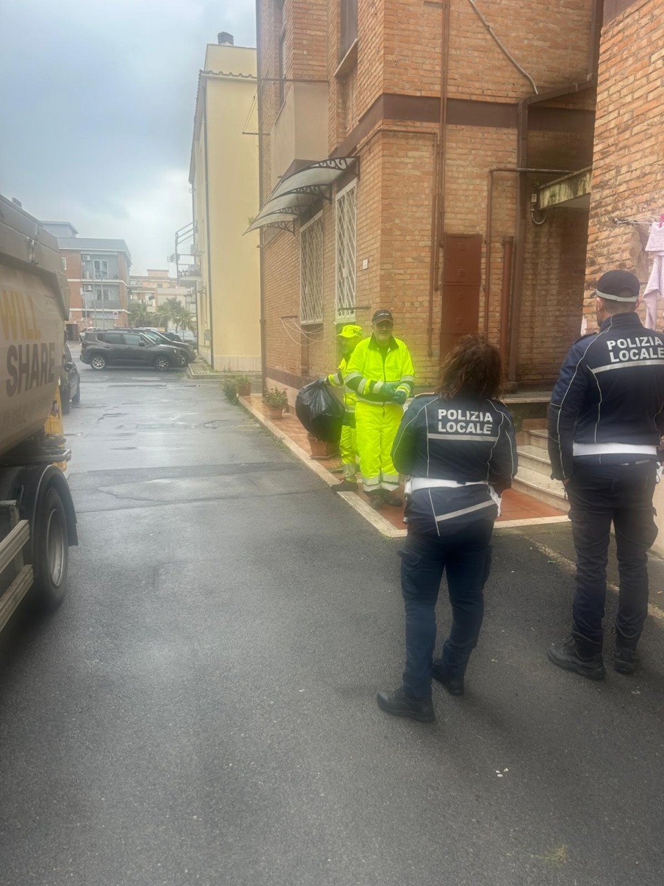 Pugno duro contro l’inciviltà: decine di multe per i rifiuti