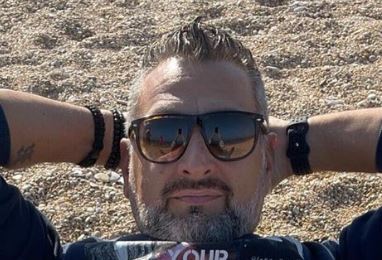 Finisce con la moto contro un palo della luce, morto un uomo di 53 anni