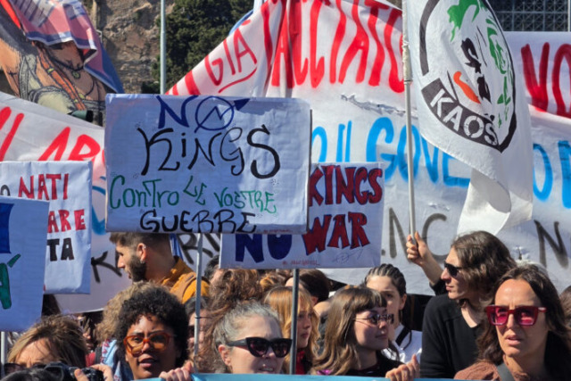 Il corteo No Kings, cori contro guerre e governo