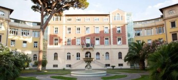 Prende a pugni il vetro del pronto soccorso dell’ospedale, arrestato