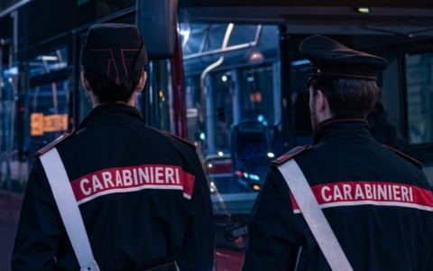 Semina il panico in un bus e tenta di lanciare sassi contro il mezzo