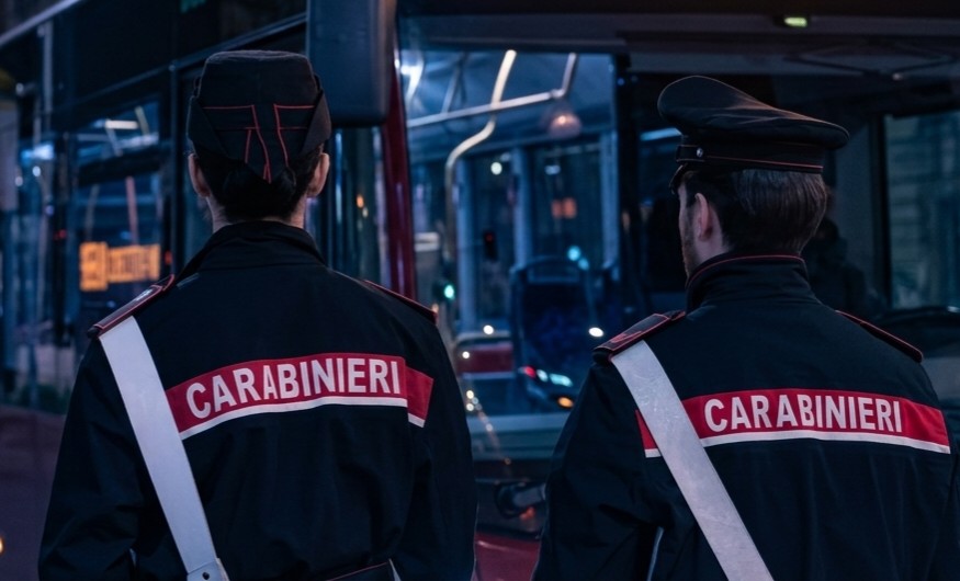 Semina il panico in un bus e tenta di lanciare sassi contro il mezzo