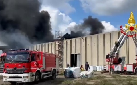 Incendio in una fabbrica chiusa, a fuoco materie plastiche. L’ordinanza del sindaco. IL VIDEO
