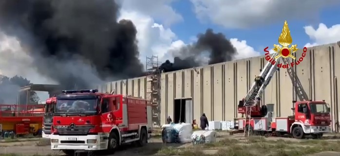Incendio in una fabbrica chiusa, a fuoco materie plastiche. L’ordinanza del sindaco. IL VIDEO