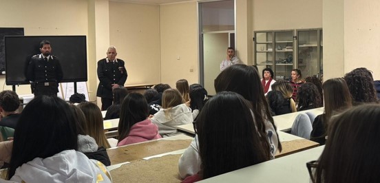 Legalità e bullismo, incontro a scuola con i Carabinieri