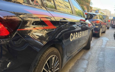 Litiga con la moglie e aggredisce un passante staccandogli a morsi un dito