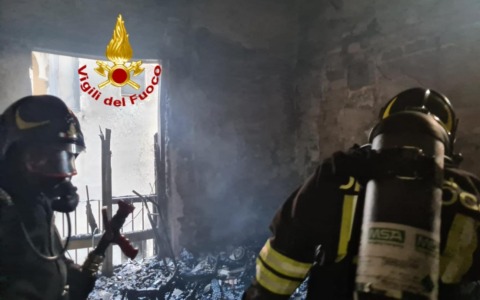 Incendio in un appartamento, morta una donna