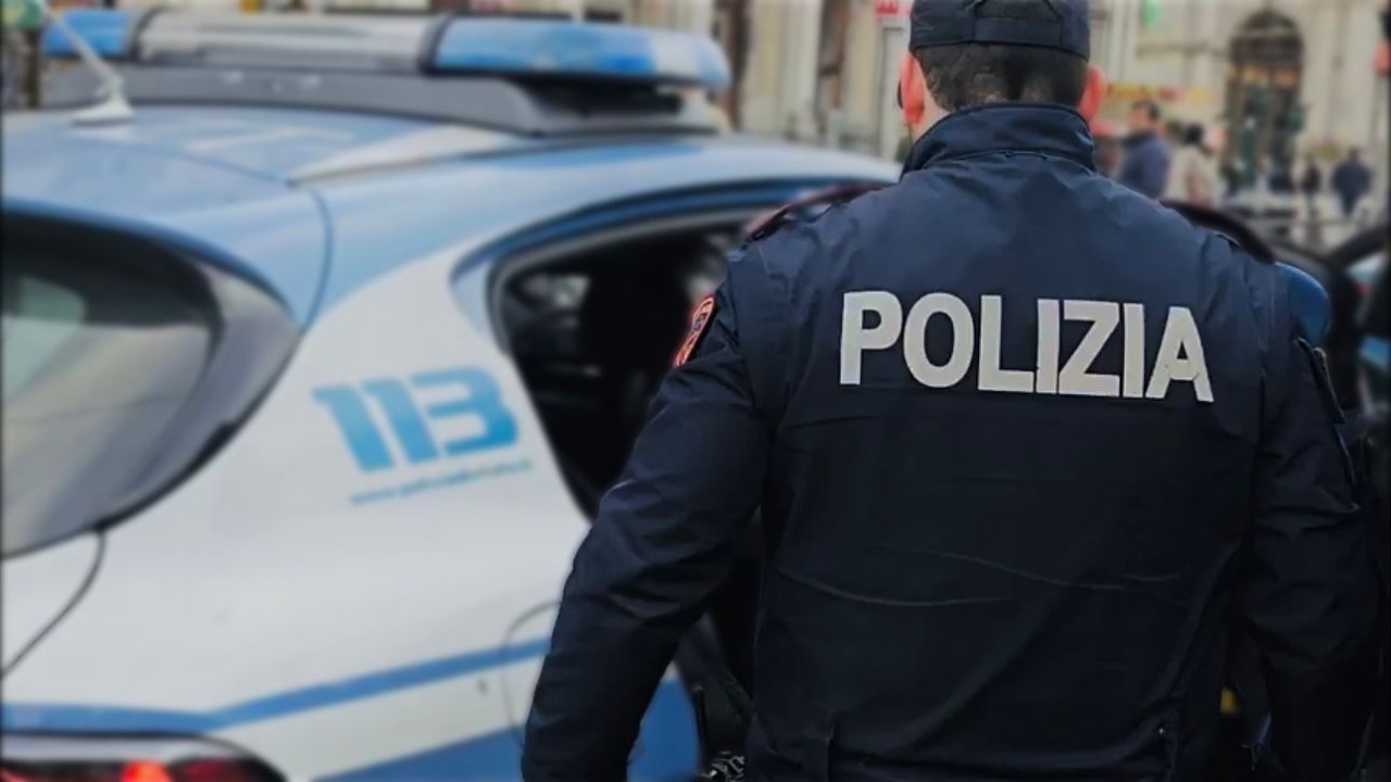 Armato di coltello rapina due turisti, arrestato dalla Polizia di Stato