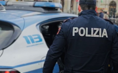 Armato di coltello rapina due turisti, arrestato dalla Polizia di Stato
