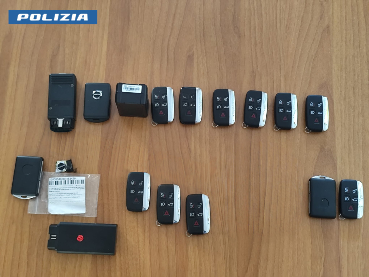 Rubavano auto di lusso, due arresti