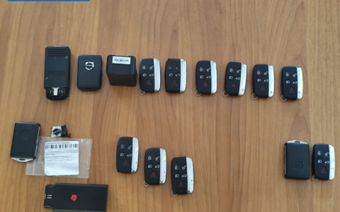 Rubavano auto di lusso, due arresti